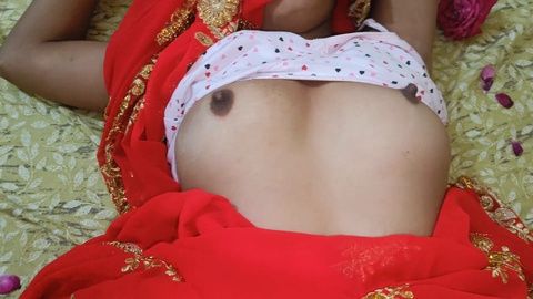 La bhabhi de un pueblo indio disfruta del segundo día de sexo marital con su dever mientras habla en hindi claro.