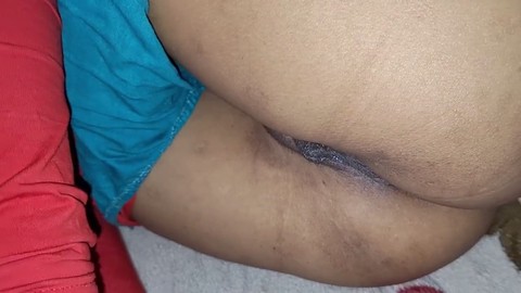 Una chica solitaria anhela un poco de acción caliente con su coño jugoso y curvas desnudas