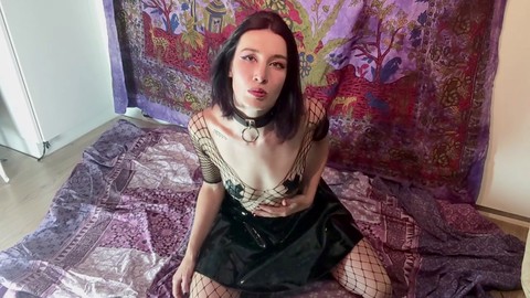 Mi primer video jugando con un tapón anal con cola y un dildo