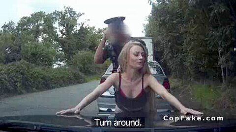 Die sexy Blondine Carmel Anderson fickt einen falschen Polizisten im Freien in Sportkleidung