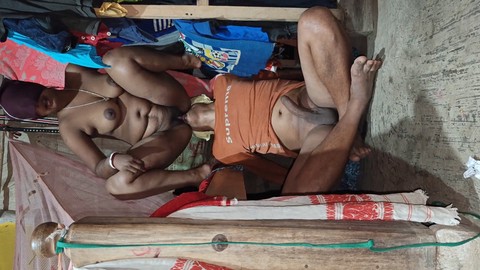 La esposa infiel se calienta con su hermano mientras exploran diferentes posiciones