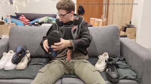 Jeune femme européenne amateur s'amuse en solo avec des vêtements et des chaussures