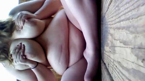 BBW rossa e formosa riceve una sorpresa cremosa sul portico all'aperto