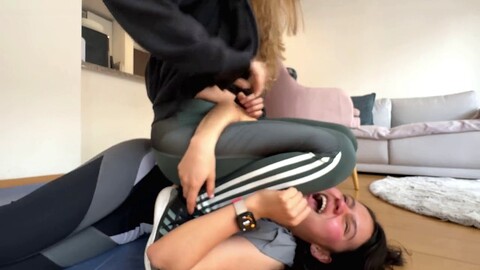 Zwei heiße Lesben treten in einem Grappling-Match gegeneinander an, um zu entscheiden, wer das Auto fahren darf. Zwei heiße Lesben treten in einem Grappling-Match gegeneinander an, um zu entscheiden, wer das Auto fahren darf.