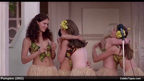 Christina Ricci et Erinn Bartlett dans une vidéo de charme topless