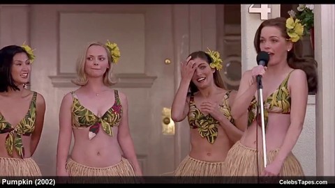 Christina Ricci et Erinn Bartlett dans une vidéo de charme topless