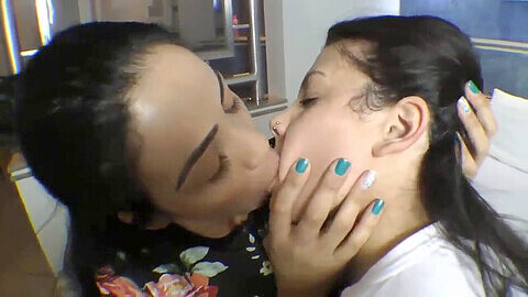 Lesbianas latinas, latina lesbian catfight, lesbien deep kissing hd