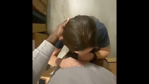 Moglie sottomessa tradisce con il capo nero per garantirsi un impiego