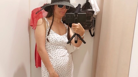 Eine sexy Amateurfrau mit behaarter Muschi probiert Dessous mit großen Nippeln in der Umkleidekabine Eine sexy Amateurfrau mit behaarter Muschi probiert Dessous mit großen Nippeln in der Umkleidekabine