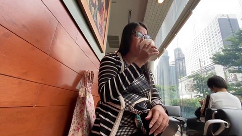 TukTukPatrol - Nena asiática con curvas y un enorme trasero lo toma todo!