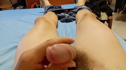 Cockam68 mette in mostra il suo enorme pene uncirciso mentre si masturba sul letto