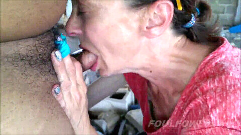 Mujer mayor realiza una garganta profunda en primeros planos POV