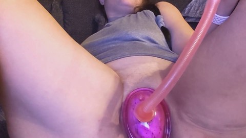 Milf porca pompa la sua figa e viene sul grande dildo mentre il marito è via