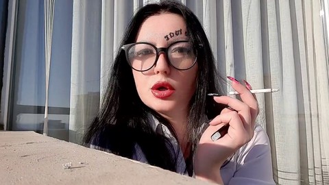 La seducente domina fumatrice Nika si concede sensuali momenti con la sua sigaretta, soffiando il fumo in faccia.