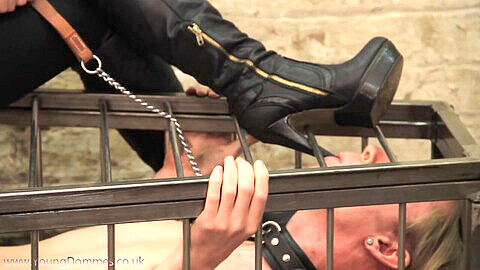 Mistress trampling slave, mistress leash footslave, dominazione femminile