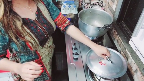 Femme infidèle se fait défoncer le cul dans la cuisine pendant la préparation du repas