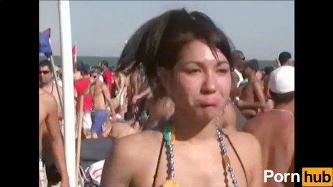 Aficionadas con pechos pequeños divirtiéndose en la playa