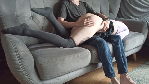 Linda chica es azotada y penetrada con los dedos. Su trasero se torna rojo escarlata