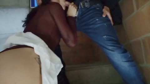Heimlich vögle ich die Frau meines Kumpels, während er auf der anderen Seite der Wand ist
