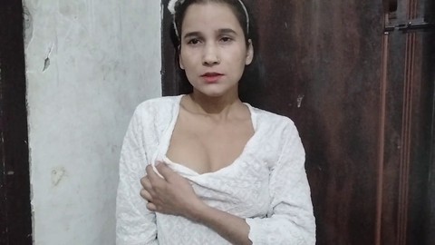 Linda chica india muestra su coño para complacer a su novio