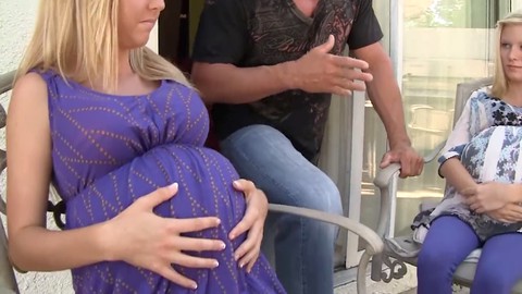 Zwei sexy Blondinen, Kyleigh Ann und Shaye Rivers, wechseln sich ab, um von Lee Stones riesigem Schwanz befriedigt zu werden. Zwei sexy Blondinen, Kyleigh Ann und Shaye Rivers, wechseln sich ab, um von Lee Stones riesigem Schwanz befriedigt zu werden.