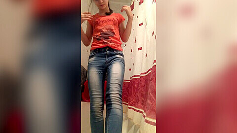 Svetlana pee in jeans, baño piss, jeans mouillé