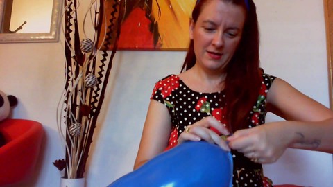 Nicoletta juega con estos globos gigantes hasta alcanzar un orgasmo alucinante