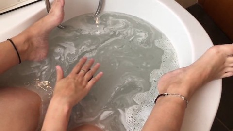 Se masturber, baignoire, pieds-fétiches