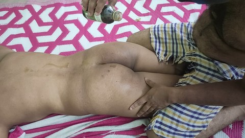 Esposa india se desnuda para un masaje ardiente