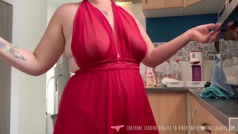 Sensual mamá francesa cocinando en lencería sexy y masturbándose con un batidor