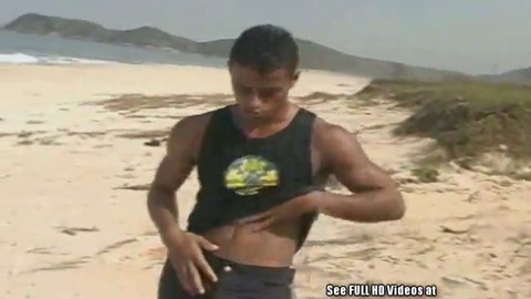 Latino guapo se toca sus grandes huevos en la playa