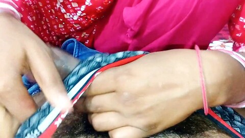 Una bhabhi india toma un enorme pene negro y recibe una eyaculación en la boca. Una bhabhi india toma un enorme pene negro y recibe una eyaculación en la boca.