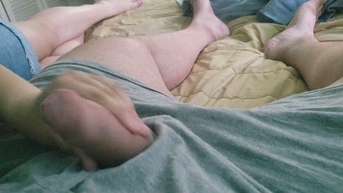 Mein gut bestückter Vorhautpenis wird gekonnt behandelt, massiert, milchig gemacht und gereizt!