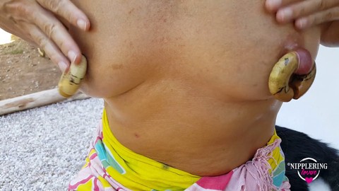 Die freche MILF nipringlover genießt es, massive Nippelringe einzusetzen und ihre gedehnten und durchbohrten Brustwarzen im Freien zu präsentieren