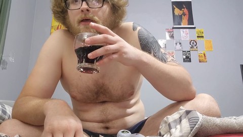 Noche relajada con 420 fumando, bebiendo y diversión en solitario para un chico rubio