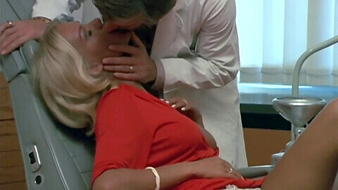 Marilyn Jess, blonde, se fait baiser vigoureusement dans un film rétro.