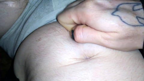 Hombre trans excitado y peludo alcanza el clímax en una intensa sesión en solitario.