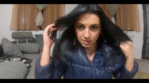 Taquin dans une veste en duvet avec capuche en fourrure avec Milfycalla