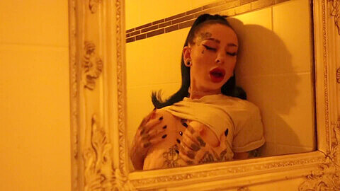 ¡La caliente chica tatuada Blue se excita en la ducha y se asfixia con su dildo!