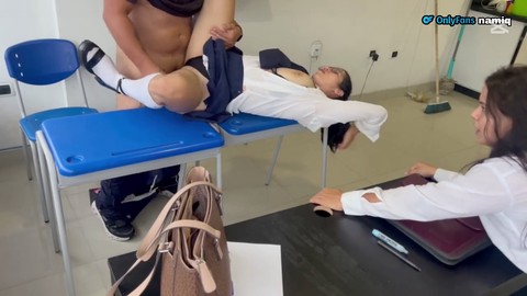 Mara arriva sempre in ritardo a lezione e si lega al suo tutor per farsi cercare. Mara arriva sempre in ritardo a lezione e si lega al suo tutor per farsi cercare.