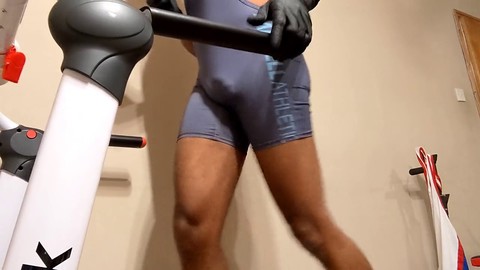 Der muskulöse, haarige Hüne Reece aus Brum läuft auf dem Laufband in einem dunkelblauen Singlet und präsentiert seine hervortretenden Vorzüge. Der muskulöse, haarige Hüne Reece aus Brum läuft auf dem Laufband in einem dunkelblauen Singlet und präsentiert seine hervortretenden Vorzüge.
