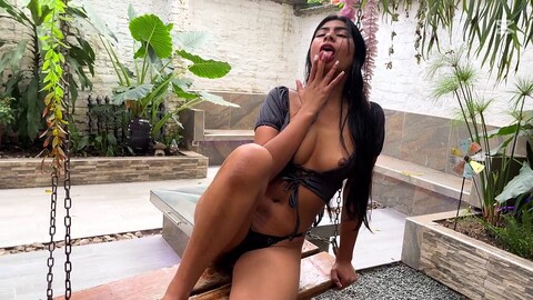 Una hermosa latina se luce en el patio de su edificio.