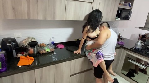 Una sexy soltera seduce y se acuesta con el reparador