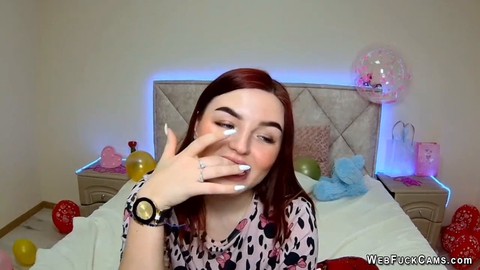 Die rothaarige Cam-Girl führt eine Solo-Show für ihre Fans auf