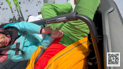Azione rischiosa all'aperto sulla pista da sci con una bella mora dal corpo perfetto