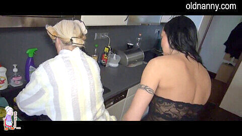 Abuela lesbiana madura dándole caña en la cocina