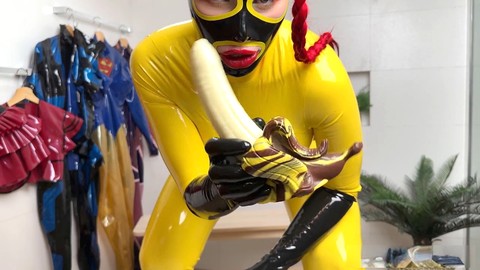 Miss Fetilicious se prépare pour une scène sauvage et kinky avec son objet de plaisir en forme de banane.