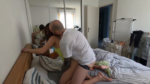 Una coppia amatoriale francese scambia tappo anale e fa sesso anale appassionato