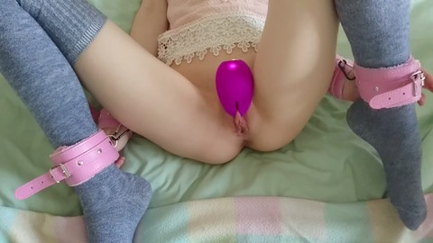 Unterwürfiges Mädchen gefesselt und mit leistungsstarkem Vibrator und Sexspielzeugen gereizt