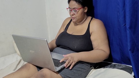 Profesora seductora seduce a estudiante para un encuentro candente en su oficina